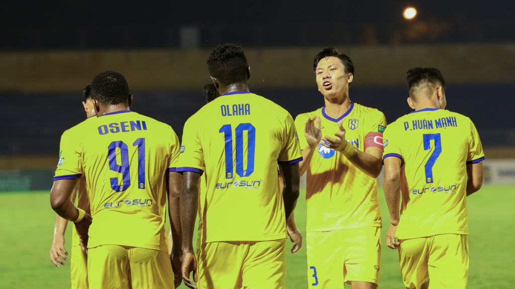 Quế Ngọc Hải và 3 cầu thủ SLNA nhận báo động đỏ trước vòng 24 V.League