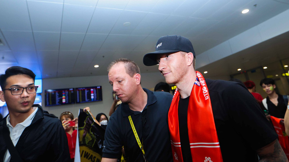 Ảnh: Reus và dàn sao Dortmund có mặt tại Việt Nam, nhận món quà đặc biệt