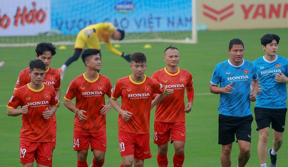 Người quen của bóng đá Việt Nam cầm còi đại chiến với Dortmund