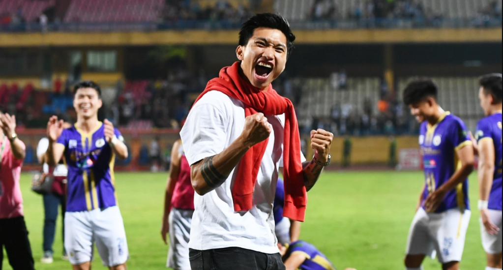 Văn Hậu làm điều đặc biệt trong ngày Hà Nội FC chạm tay vào chức vô địch V.League 2022