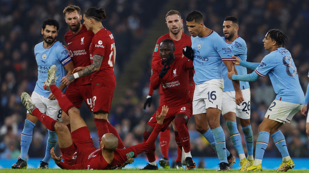 Liverpool nhận 2 đòn giáng nặng nề sau trận thua Man City