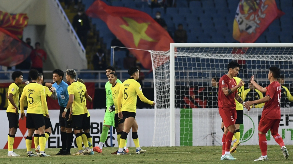 Cho ĐT Việt Nam hưởng penalty, trọng tài được báo giới Anh ca ngợi