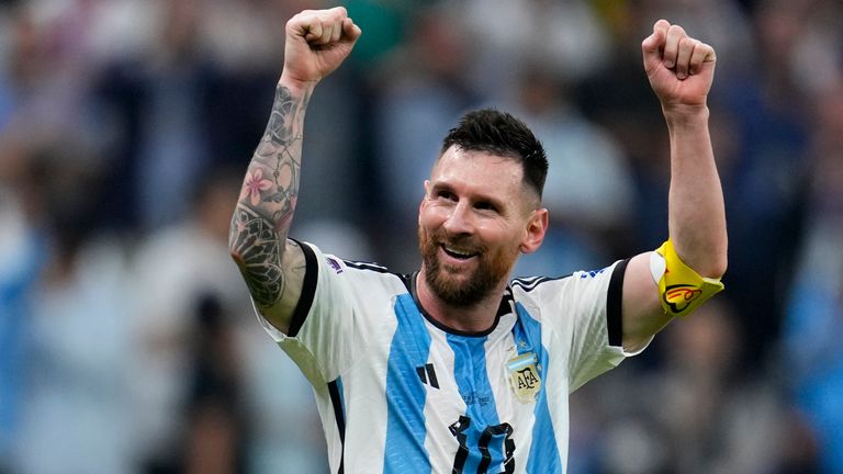 Tiền đạo tuyển Pháp bất ngờ “tỏ tình” với Messi trước trận chung kết World Cup