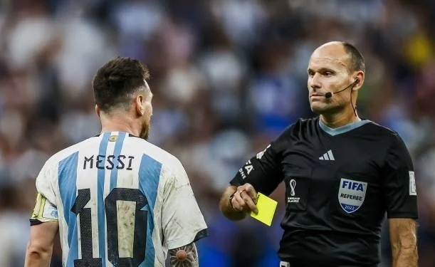 Không thắng được Argentina, CĐV Hà Lan quay ra tố trọng tài thiên vị Messi