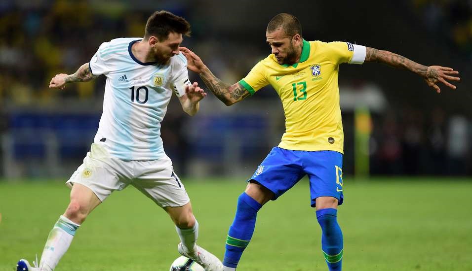 Messi chờ gặp Brazil ở bán kết, Alves nói lời tâm can