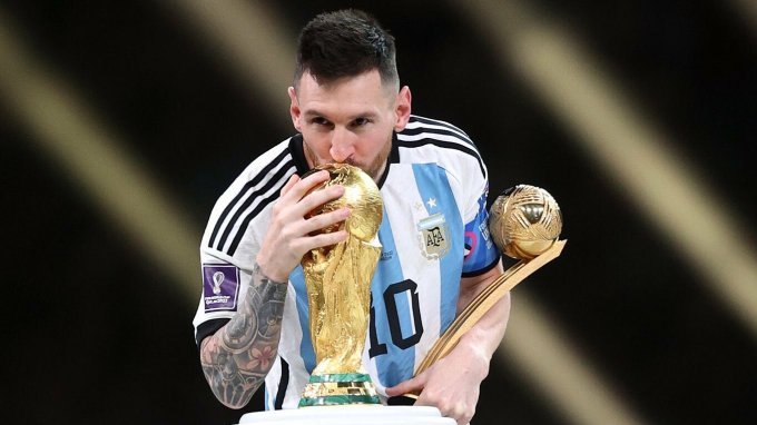 Xưng vương ở World Cup 2022, Messi tái hiện hình ảnh biểu tượng của Maradona