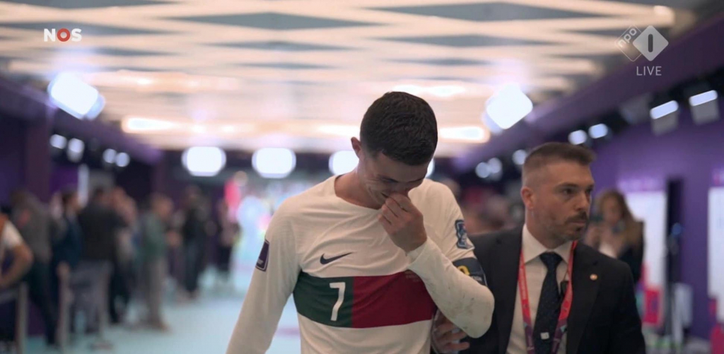 VIDEO: Ronaldo bật khóc sau trận thua của BĐN, người hâm mộ nghẹn ngào