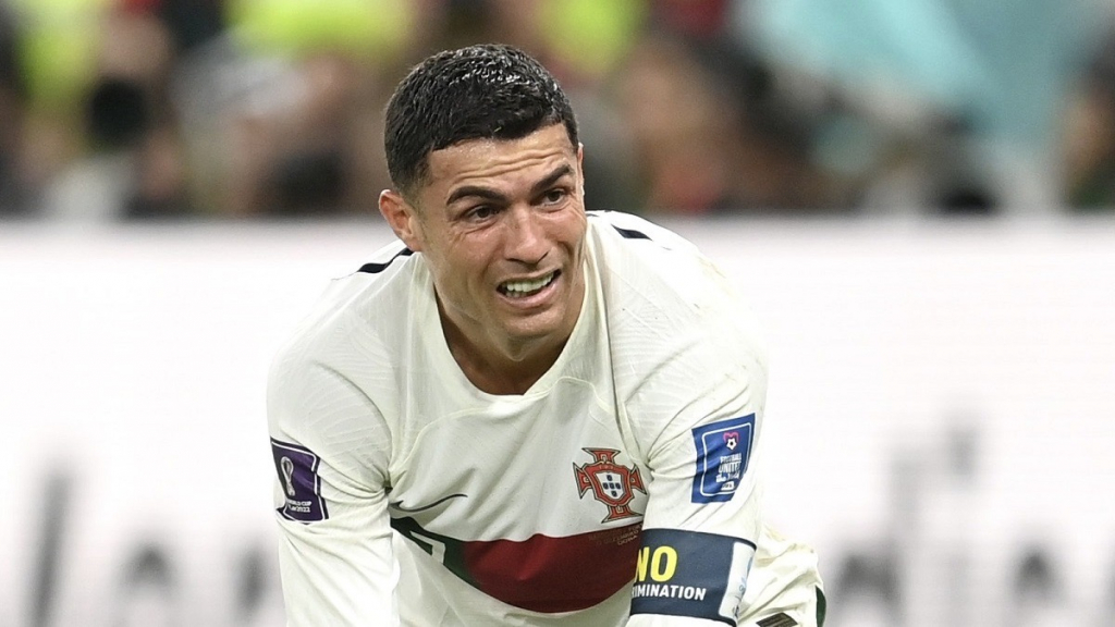 Sốc: Ronaldo bị CĐV tạt nước ngày Bồ Đào Nha rời World Cup 2022