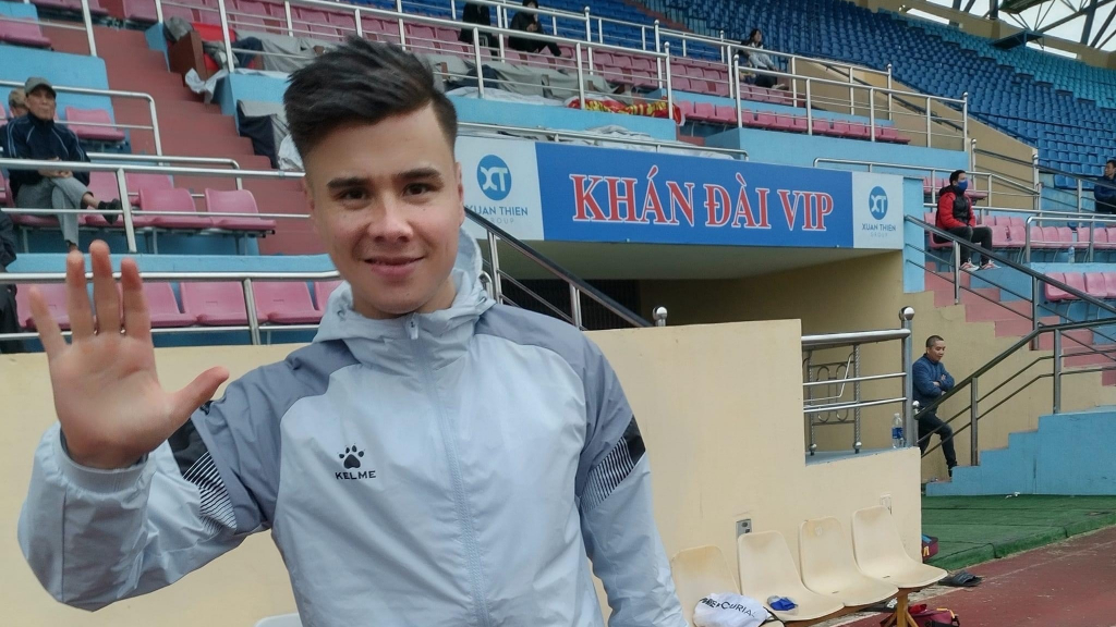 Tiền đạo Việt kiều Alexander Đặng đã tập luyện ở sân Nam Định