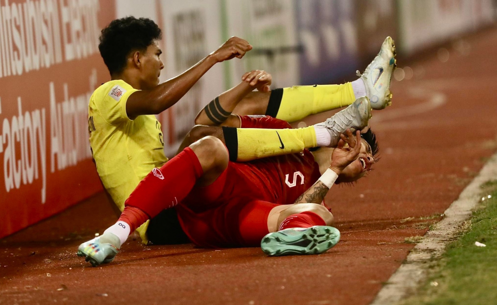 VIDEO: Cận cảnh pha đánh nguội của cầu thủ Malaysia với Văn Hậu
