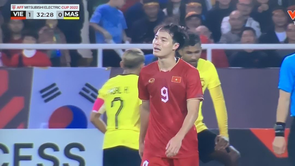 Văn Toàn nhận thẻ đỏ gây tranh cãi ở trận đấu với Malaysia