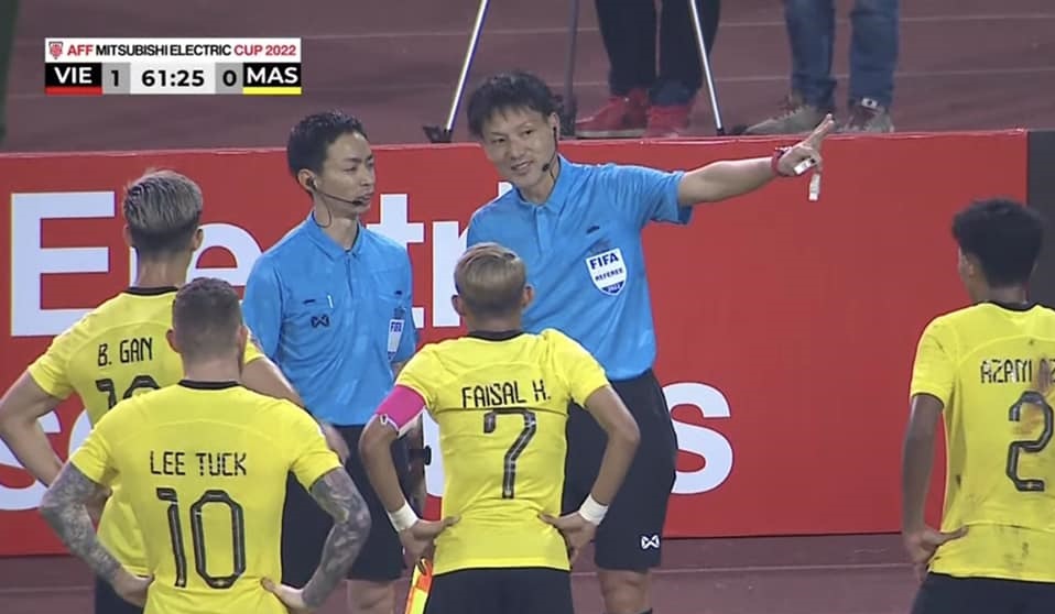 Vì sao cầu thủ Malaysia nhận thẻ đỏ ở trận đấu với Việt Nam?