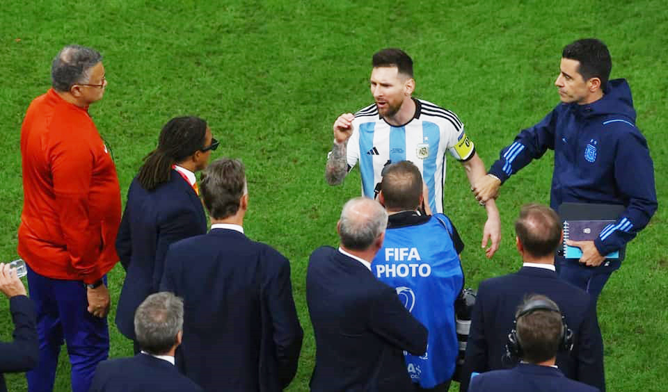VIDEO: Messi va chạm cực căng với Van Gaal sau trận Argentina – Hà Lan