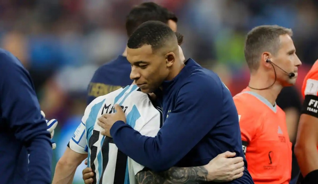 VIDEO: Messi và Mbappe thể hiện tình cảm, đập tan nghi ngờ mâu thuẫn sau WC2022