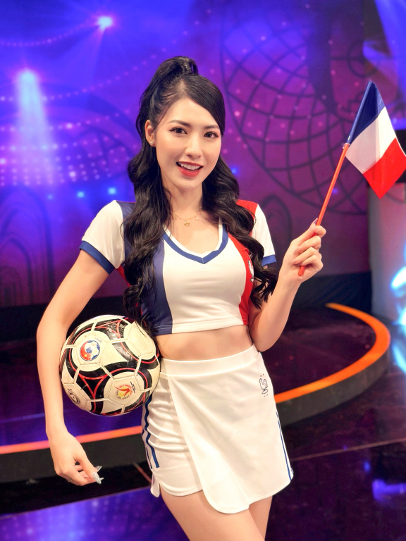 Zang Korean - hot girl đại diện tuyển Pháp tiếp lửa cho “Gà trống Gaulois”