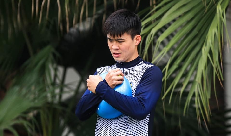 ẢNH: Duy Mạnh nỗ lực tập hồi phục ở Hà Nội FC