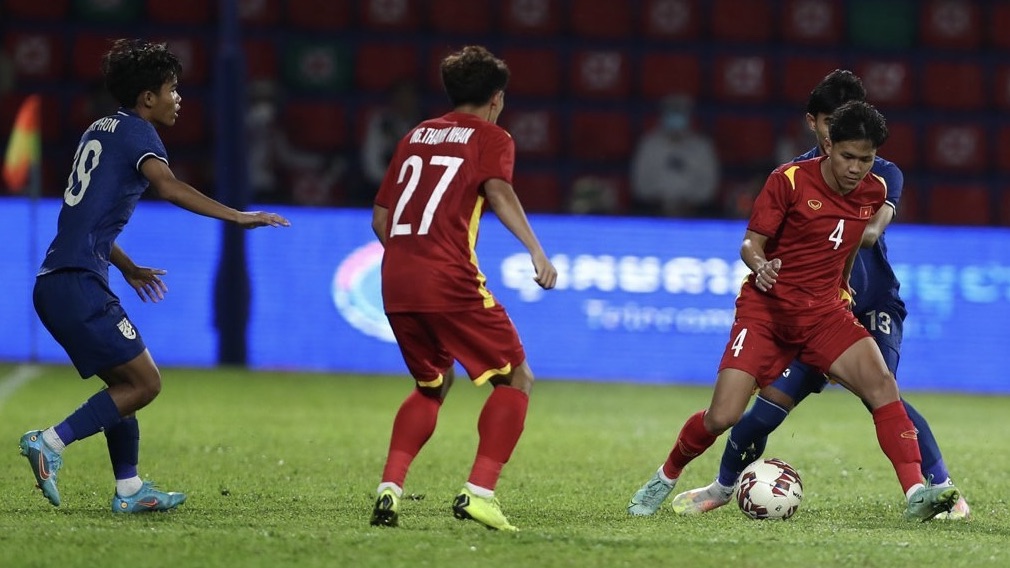 Đòi công bằng cho U23 Việt Nam, tuyển thủ Lào bị fan Thái Lan “tấn công”