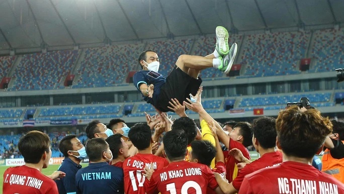 HLV Đinh Thế Nam bật khóc sau chức vô địch U23 Đông Nam Á cùng U23 Việt Nam