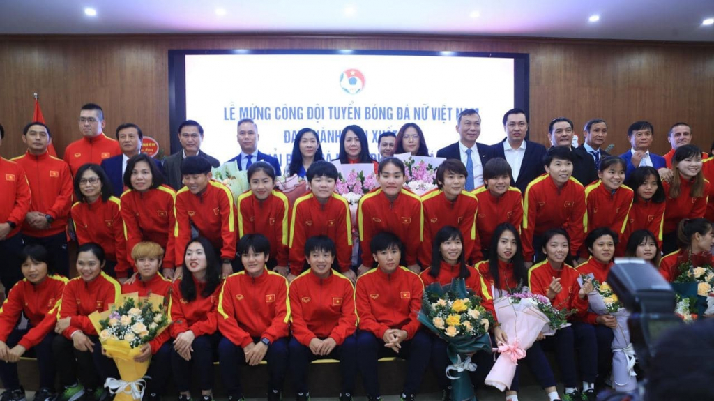 ĐT nữ Việt Nam xúc động với “cơn mưa” phần thưởng sau chiến tích World Cup