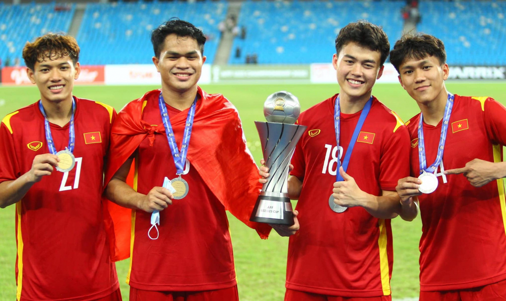 HLV Park Hang Seo trao thưởng cho cầu thủ U23 Việt Nam sau kỳ tích tại Campuchia
