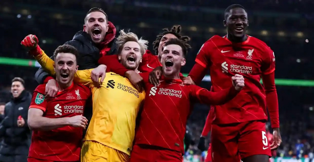 Hạ gục Chelsea, Liverpool vượt mặt Man City để đi vào lịch sử