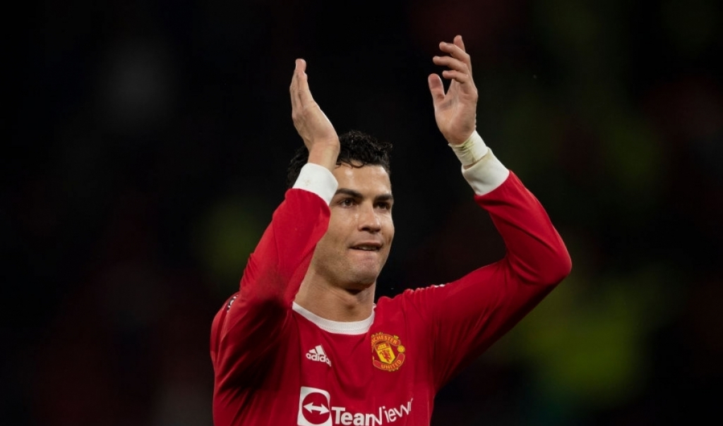 Ronaldo sẽ ở lại MU, không quan tâm băng đội trưởng