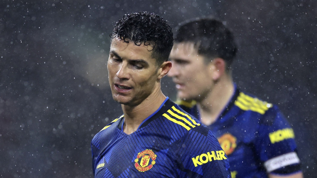 Ronaldo tái hiện thành tích đáng buồn sau 12 năm, có hành động gây tranh cãi