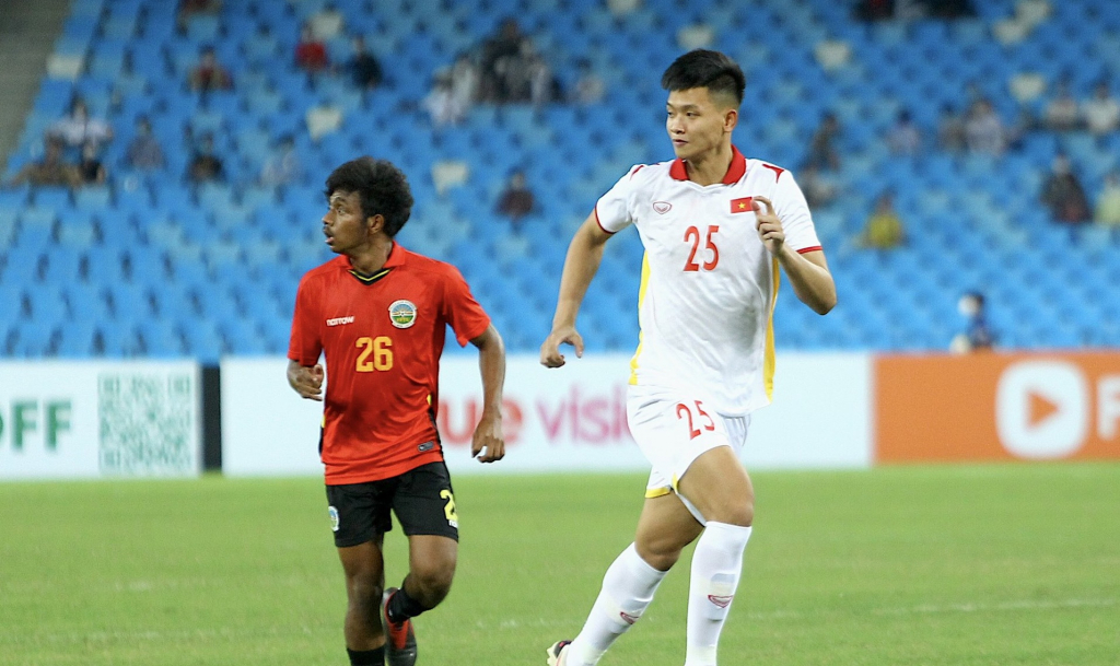HY HỮU: Thủ môn U23 Việt Nam trở thành tiền đạo bất đắc dĩ