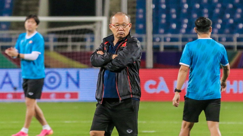 HLV Park “đứng ngồi không yên” với dàn sao tuyển Việt Nam sau 2 vòng V.League