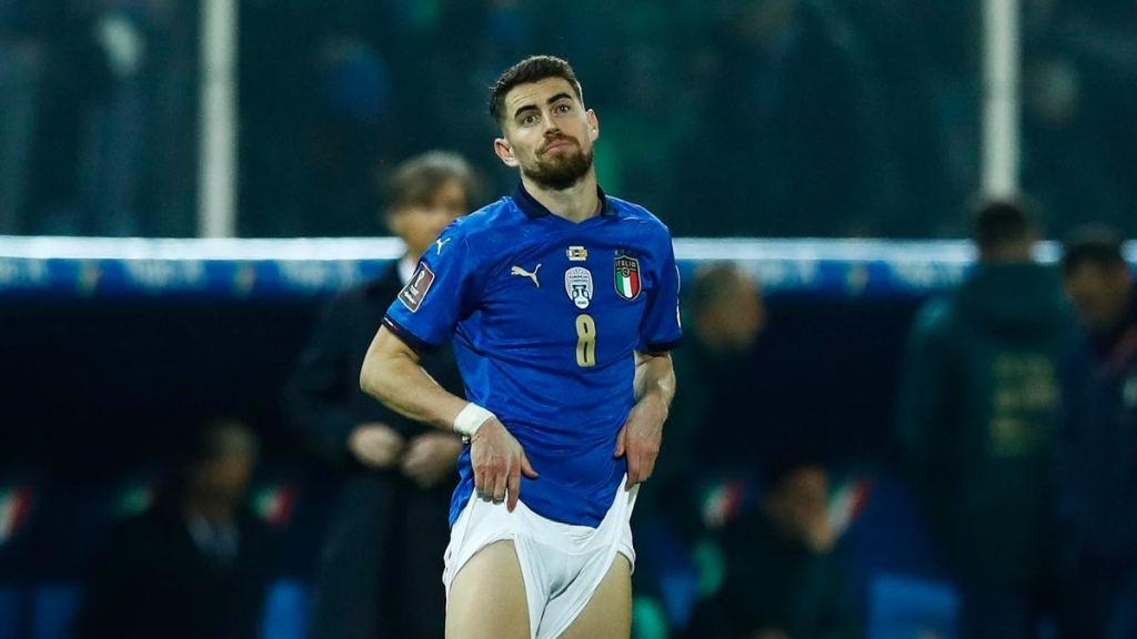 Nếu biết xấu hổ, thì Jorginho nên tự rút khỏi tuyển Ý?