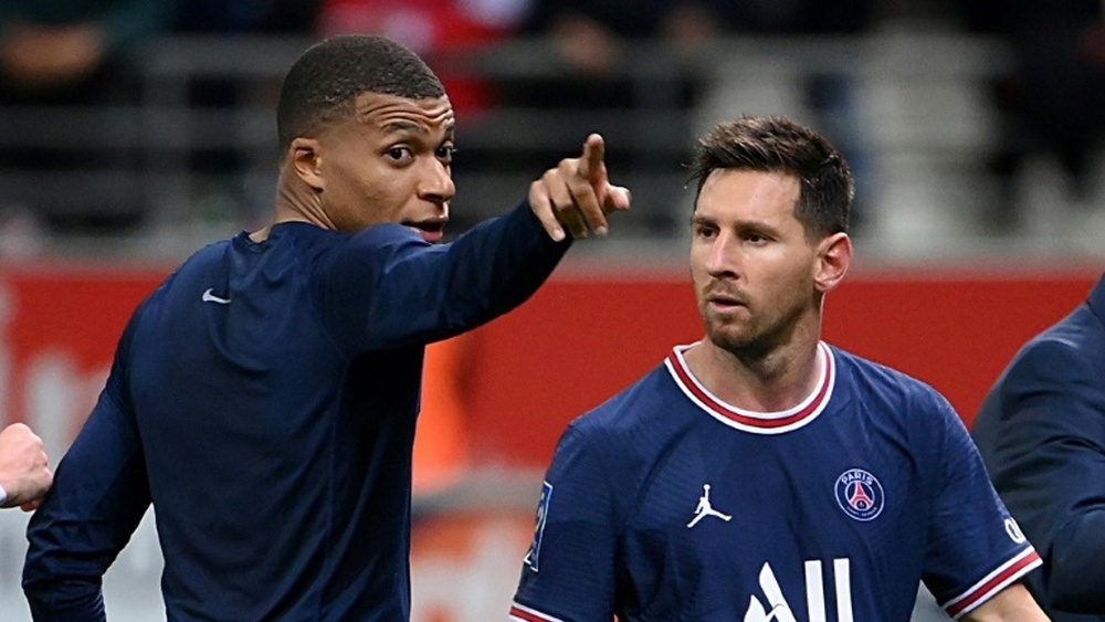 Khen ngợi Messi, HLV PSG đang muốn khích tướng Mbappe?