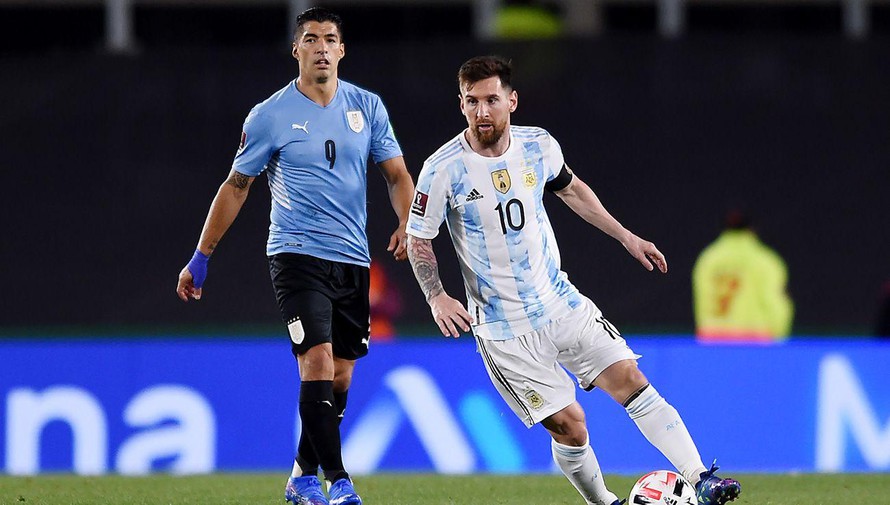 Messi đua song mã với Suarez ở vòng loại World Cup