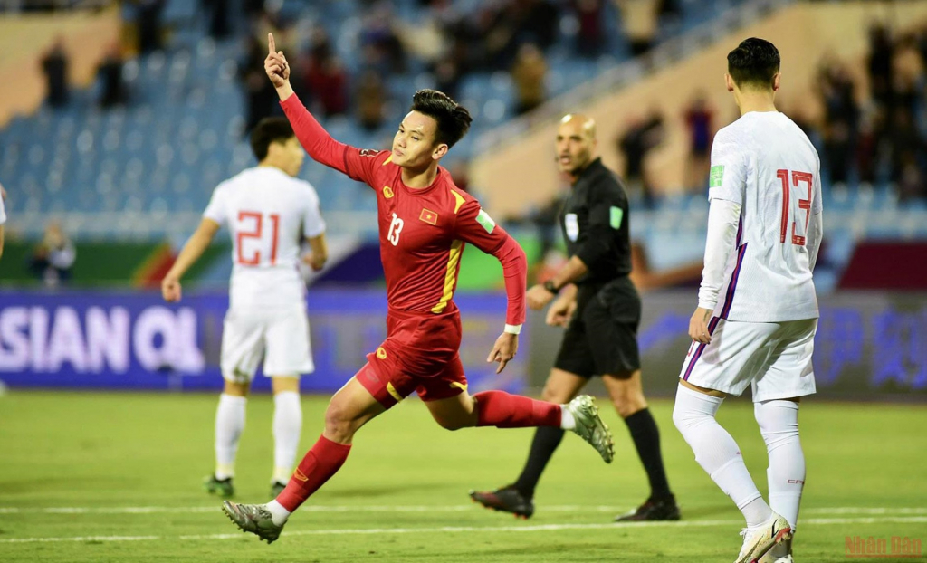 Thua cay cú Việt Nam, cầu thủ Trung Quốc quyết trả nợ tại UAE