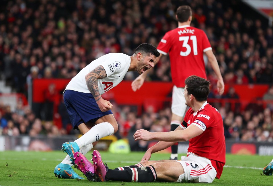 Trung vệ Tottenham cười vào mặt Maguire và cái kết