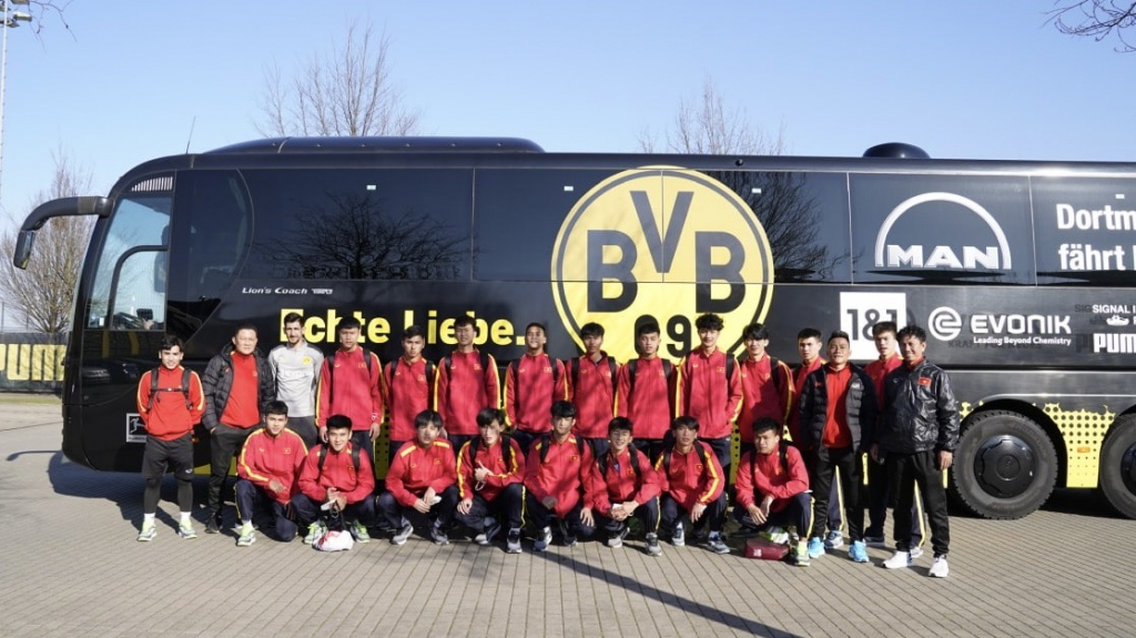 U17 Việt Nam được tập luyện, nhận huy chương từ huyền thoại Dortmund