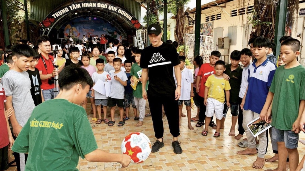 Bùi Tiến Dũng chiếm trọn cảm tình với nghĩa cử cao đẹp giữa “tâm bão”