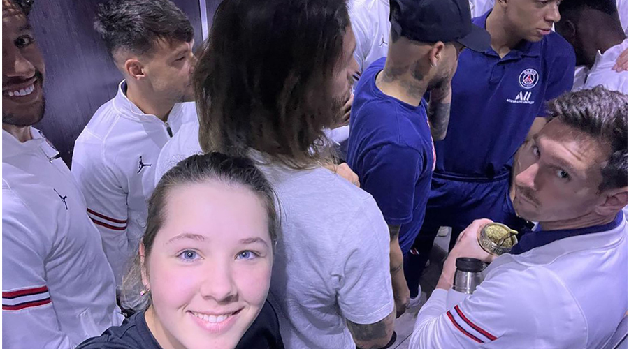 Messi gặp fan nữ đặc biệt trong tình huống khó đỡ