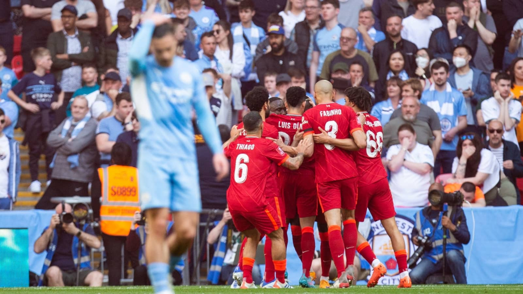 Thất bại trên sân, Man City thua luôn Liverpool trên khán đài