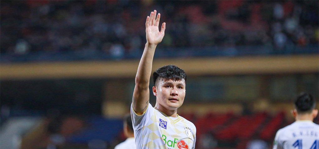 Quang Hải vinh dự được CĐV Hà Nội FC dựng tifo ngày chia tay