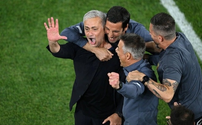 Mourinho lập hàng loạt kỷ lục sau khi vô địch Conference League cùng Roma