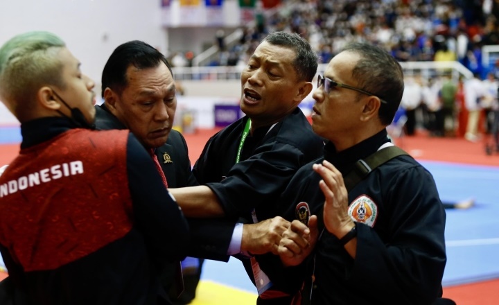 VIDEO: HLV Pencak Silat Indonesia đòi tẩn trọng tài đồng hương ở SEA Games 31