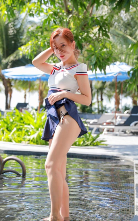 Hot girl Ai Xiao Qing nóng bỏng bên cạnh bể bơi