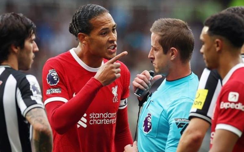 Van Dijk Có Thể Đối Mặt Với Án Phạt Nặng Hơn Sau Thẻ Đỏ