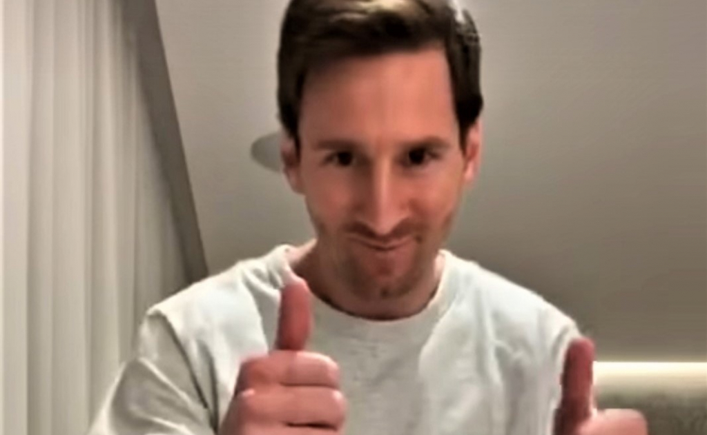 VIDEO: Messi tham gia thử thách tâng cuộn giấy vệ sinh từ lời thách đấu của Xavi
