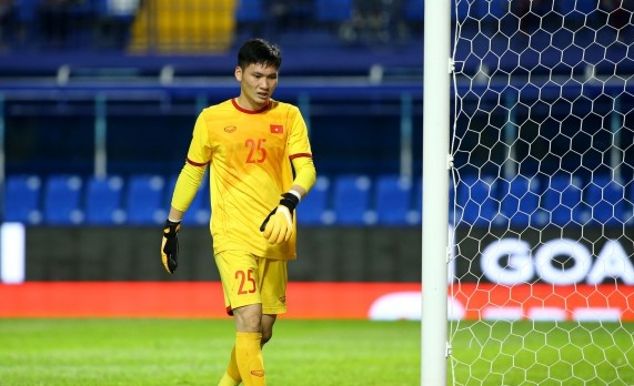 SỐC: Thủ môn U23 Việt Nam bị đánh ở sân Nam Định