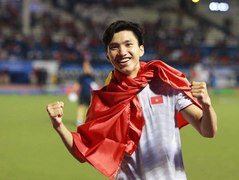 Thi đấu ổn định, Văn Hậu giành giải Cầu thủ trẻ xuất sắc nhất 